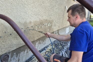 ZASTAVENÍ VZLÍNAJÍCÍ VLHKOSTI A TLAKOVÉ VODY
